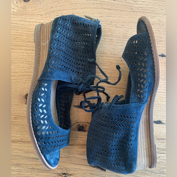 Vince Camuto Cutout Wedge Sandal Shoe Suede Blue Women’s Size 7‎ 1/2 Preloved - Picture 7 of 7